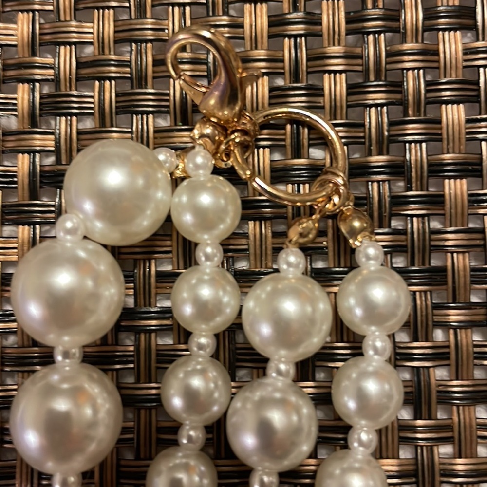 Pearls- Strand of 4 silky white faux pearls - Picture 4 of 5